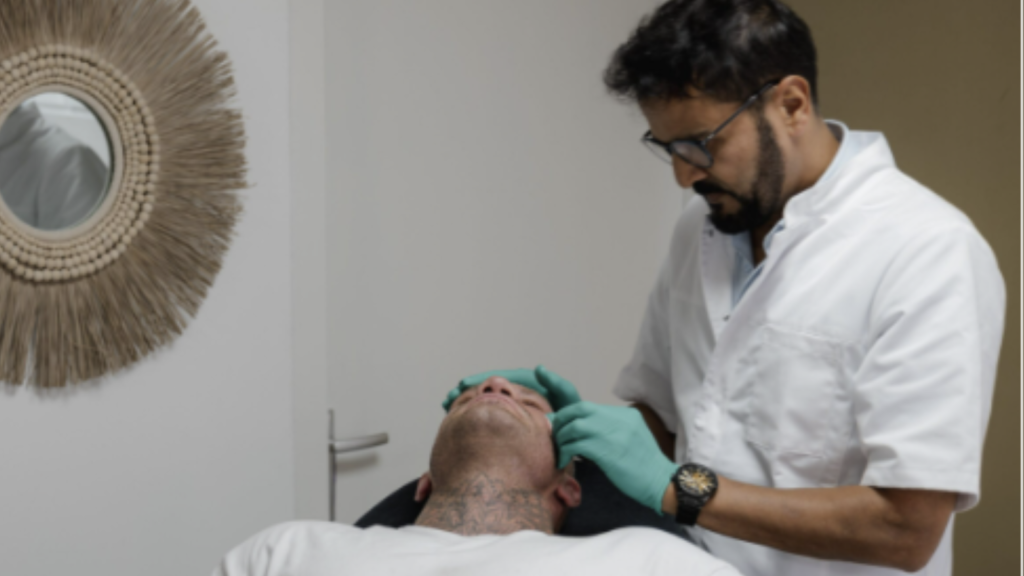 Specialist bereidt een filler behandeling voor